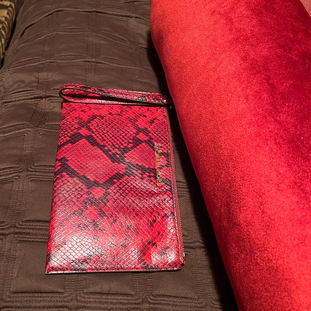 LEATHER WRISTLET